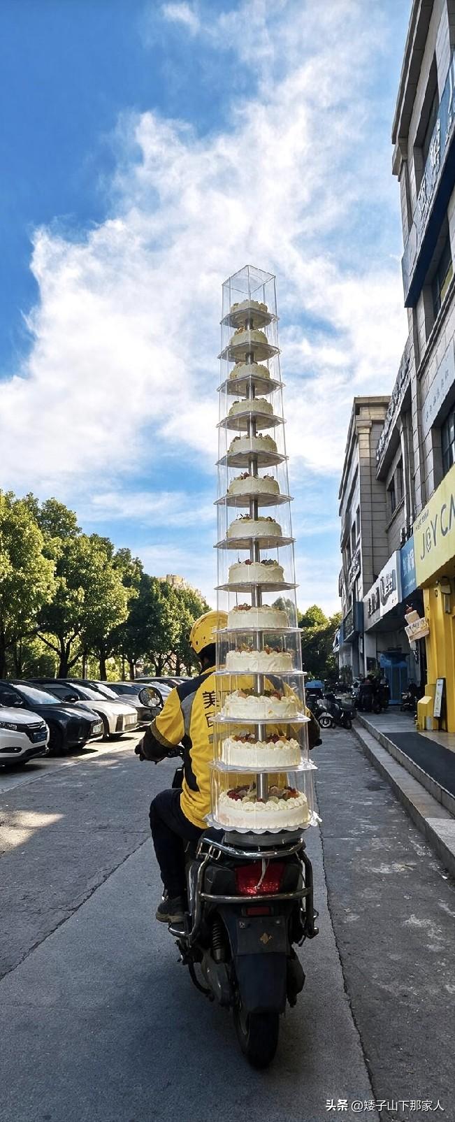 蛋糕的艺术成分快有3层楼高了