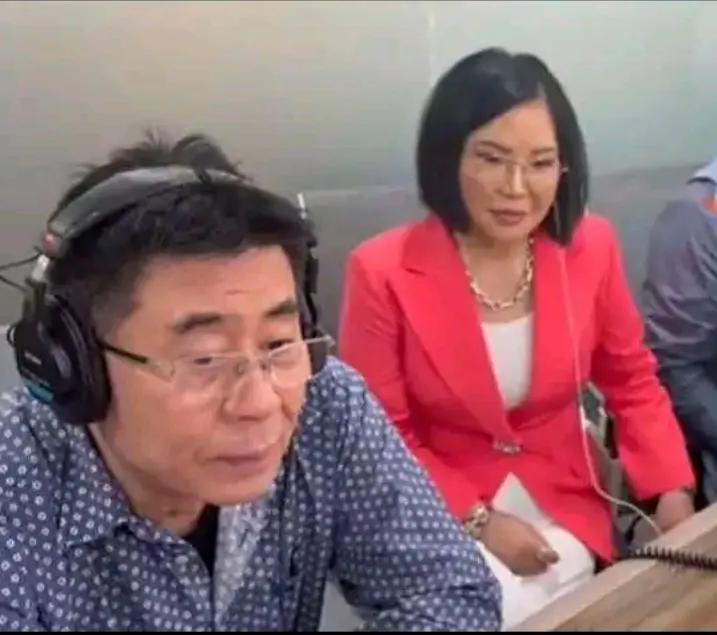 郭凯敏老师事业又有了新发展，据说，他身边的女士是他们团队的领导，他们经常聚会，聚