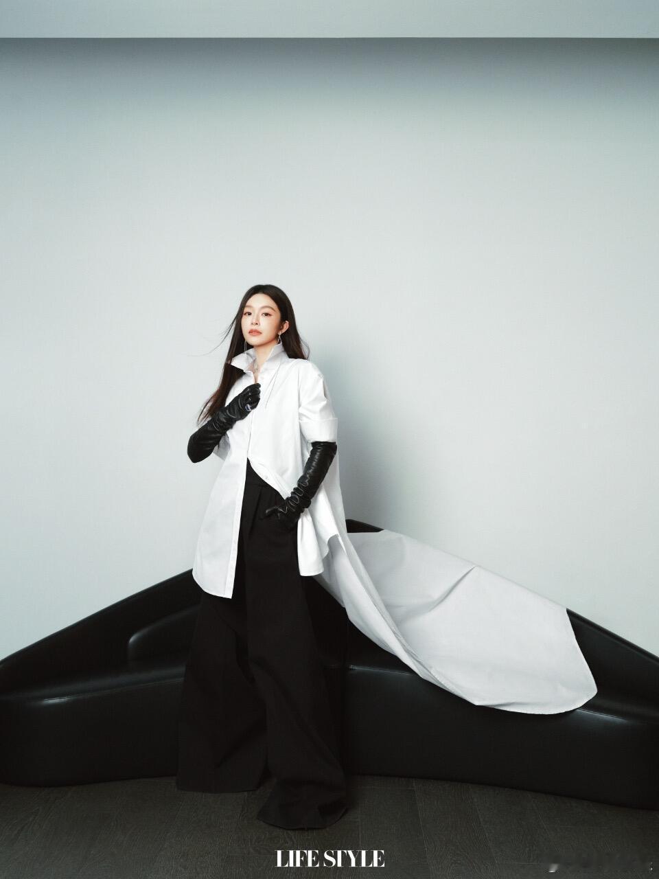 从青春甜美到高智感，文咏珊不断蜕变，“新妈妈”身份更添勇气，尽显大女主魅力。文咏