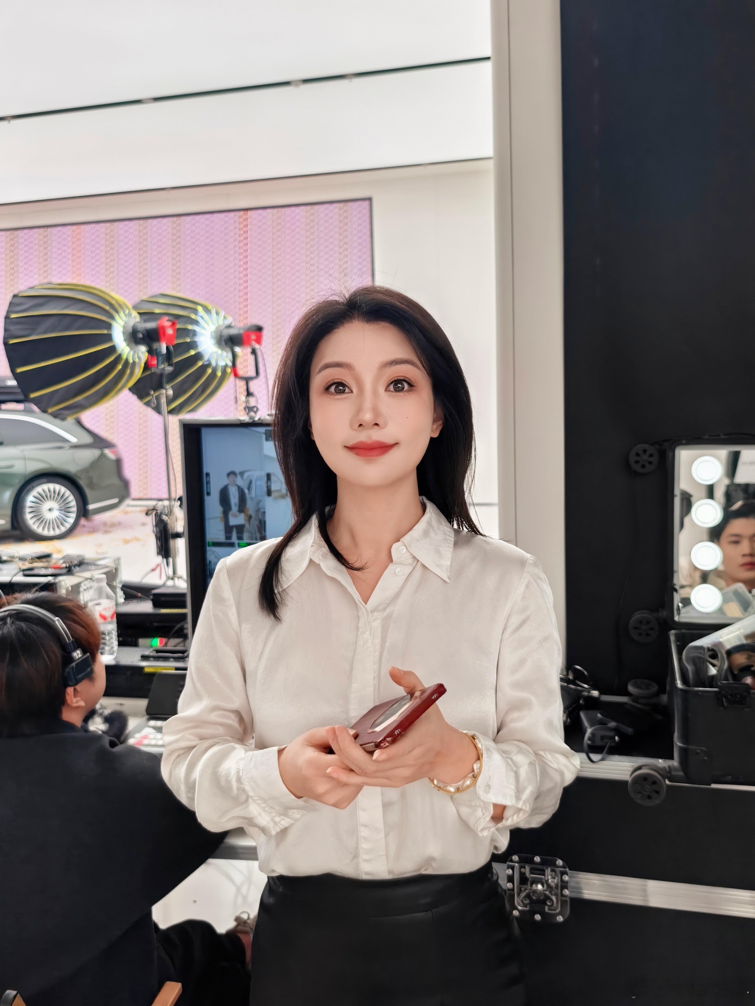 一会儿要彩排直播啦，现在还有点小激动呢，等下直播见呀！鸿蒙智行我和汽车的日常