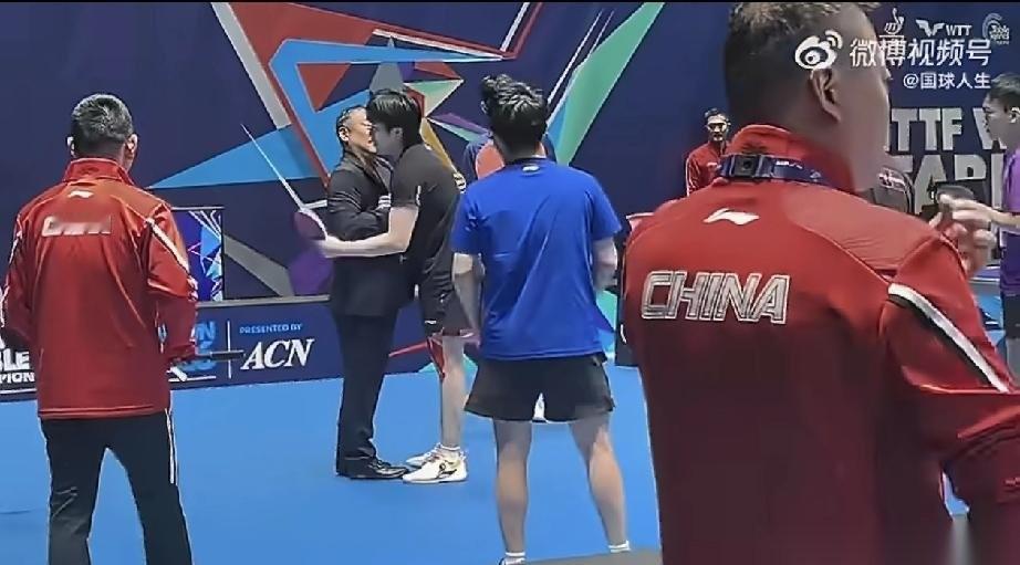 刘国梁来到伦敦世乒赛国乒训练场看望队员们[赞]！刘国梁一踏进训练场，首先碰到了女