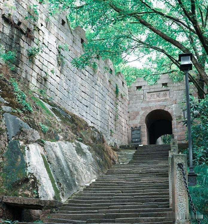 1259年蒙哥亲征，蒙古打四川已经打了20多年。四川的山地地形对骑兵特别不友好，