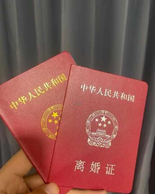 发现他出轨，我当场炸了，幸好她帮我兜了底
发现那条暧昧微信的瞬间，我脑子嗡的一下