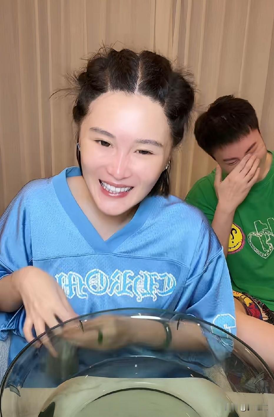 球球真是一个大小孩，都是一位做妈妈的人了，感觉太可爱了，老公脾气真是好啊，稳重成