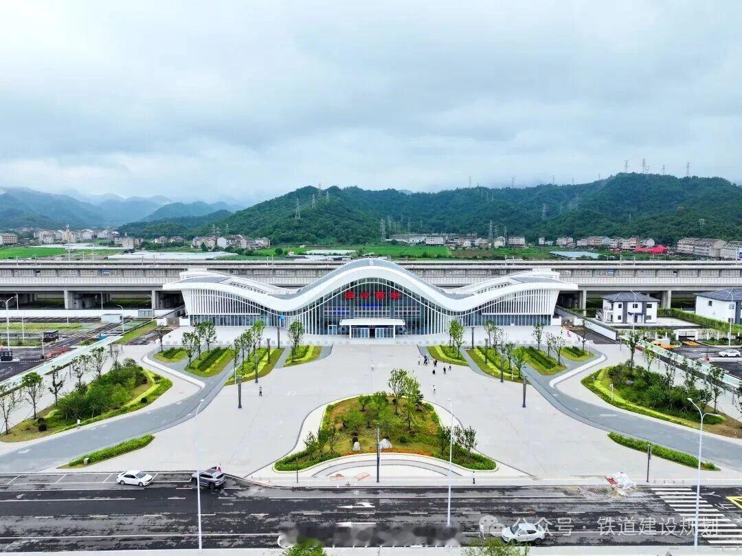 高铁头条【全国“最短”时速350公里高铁，启动试运行】中国铁路上海局消息：7月2
