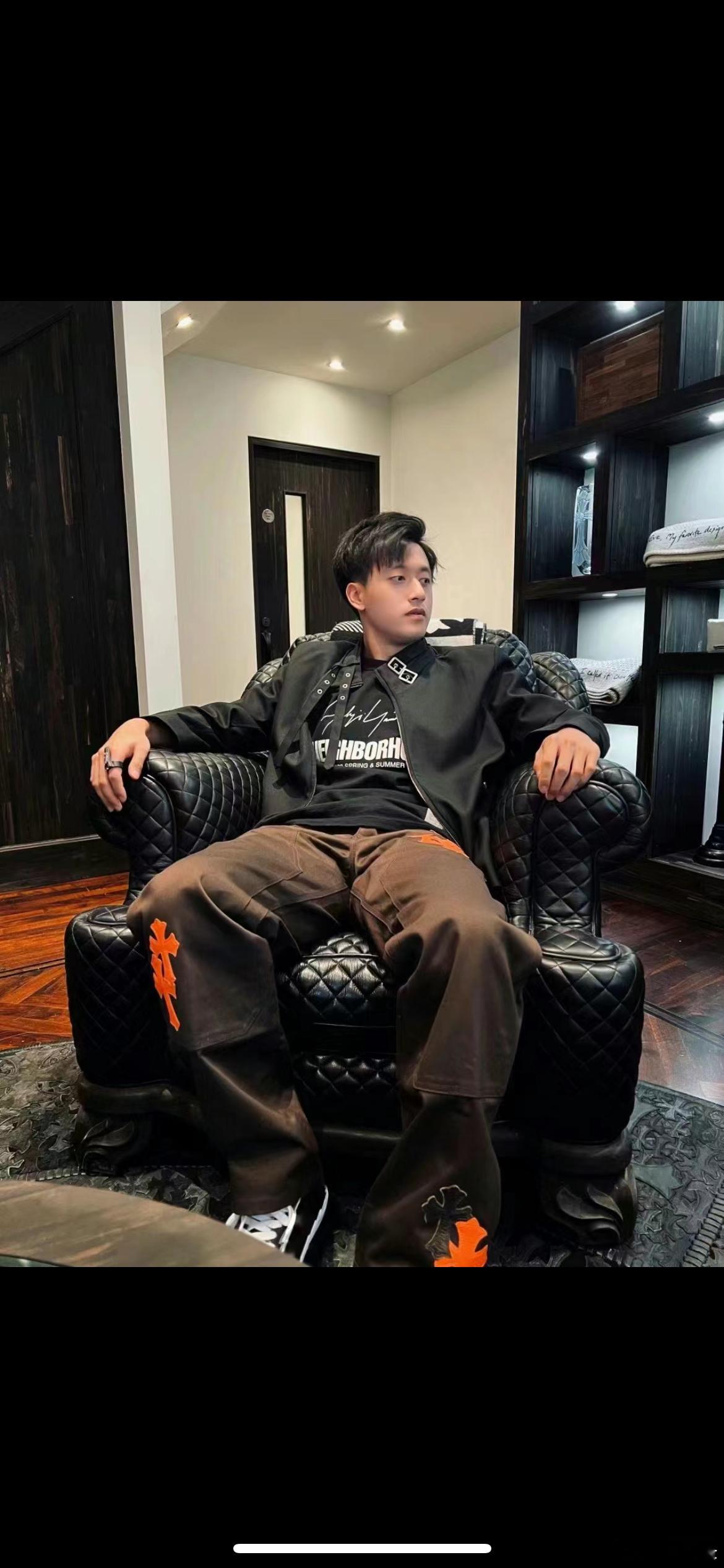 #周冠宇飞驰人生照进现实# 这不就纯纯现实版仲天琪吗！顶级富二代+顶级赛车手+中