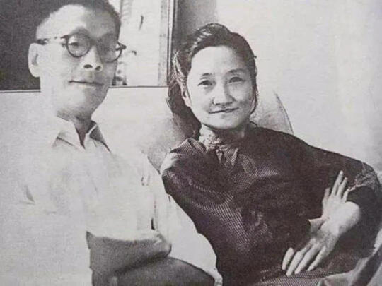 翁瑞午跟陆小曼相识，是雕塑家江小鹣介绍的。陆小曼身弱，有哮喘和胃病，胃...