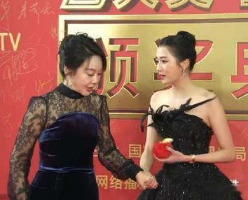闫妮关晓彤转圈让C位红毯合影名场面出圈，闫妮和关晓彤互相谦让 C 位，来回转圈换