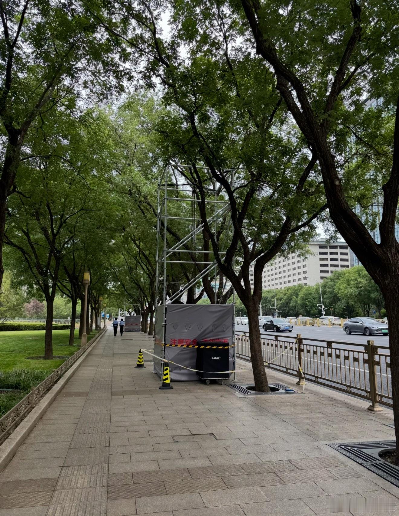 终于知道北京人为什么不爱出门了出门一小时起步，每个地点都被大马路隔着，除了几个著