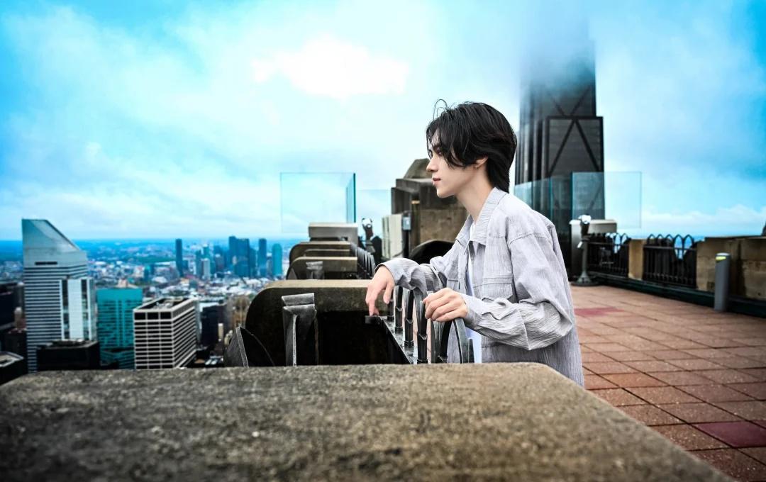 HENDERY in NYC
amNY的记者发布的其他照片，好自由的风格🤟🏻