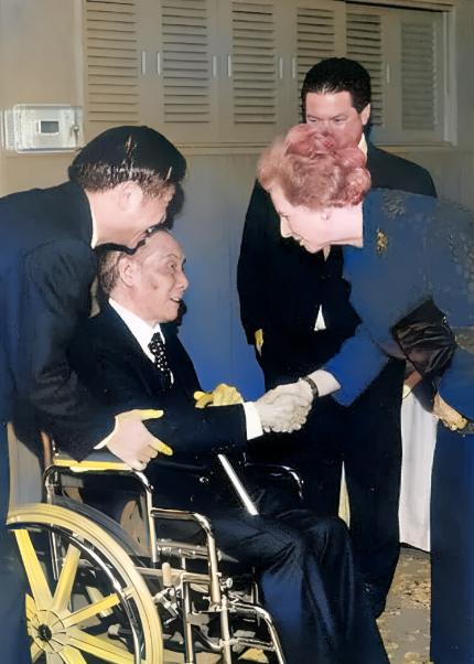 1992年，撒切尔夫人深深弯下腰去，握着一位中国老人的手说：“感谢你当年救了70