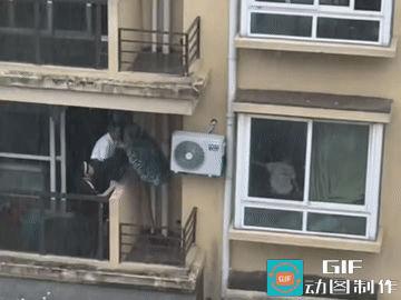 他是在给空调打伞吗
这是什么操作
难道有什么讲究或者说法不成？