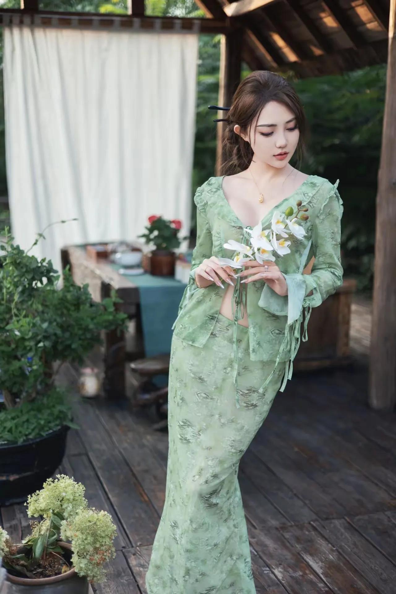 凉风习习，秋意浓，每一刻都散发着诱人的韵味，这正是自然之美的真谛所在。它不拘一格