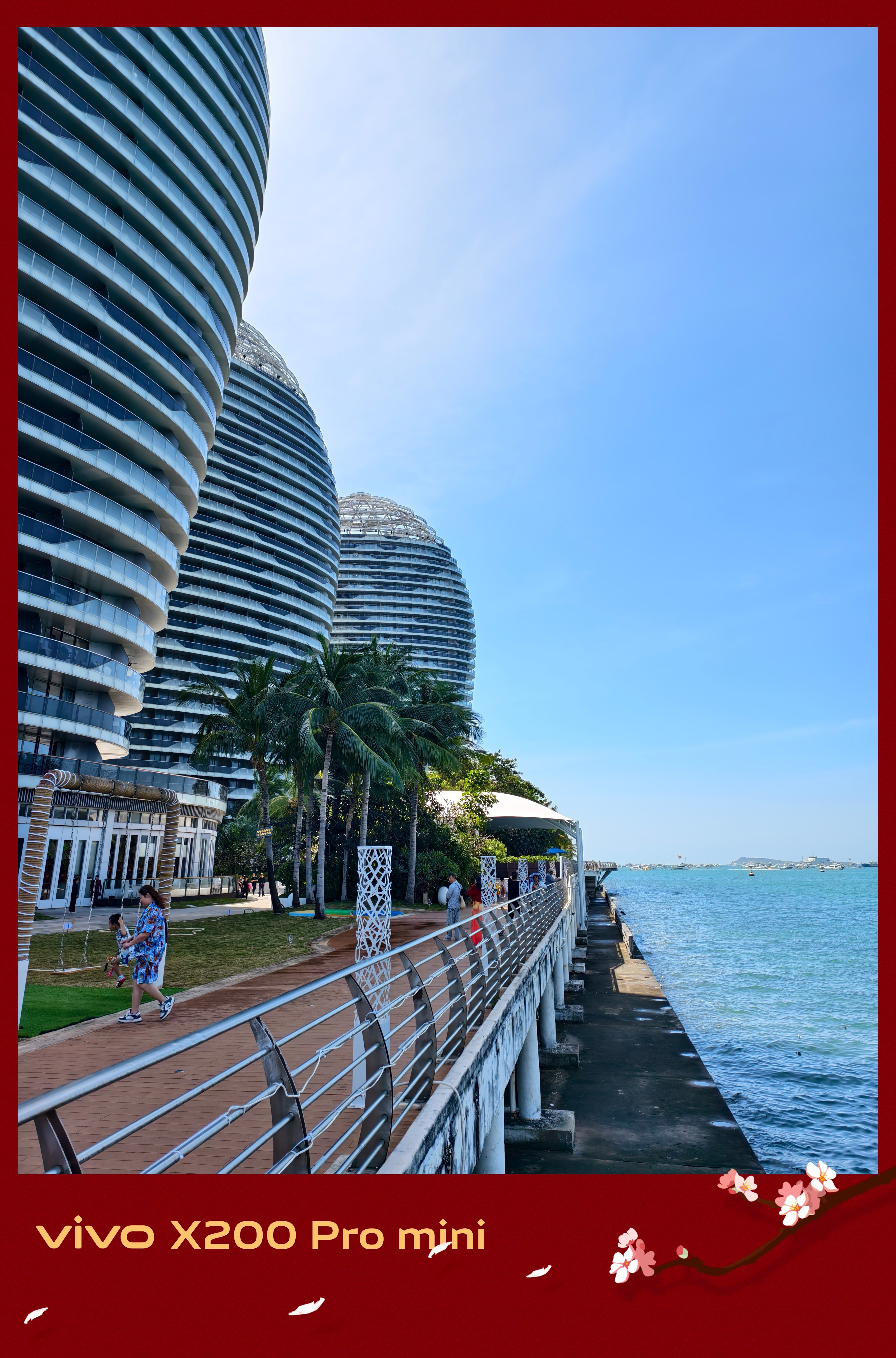 过节外出打卡就怕人山人海每次遇见好的打卡点，爸妈都要等好久，要等人走过去再拍..