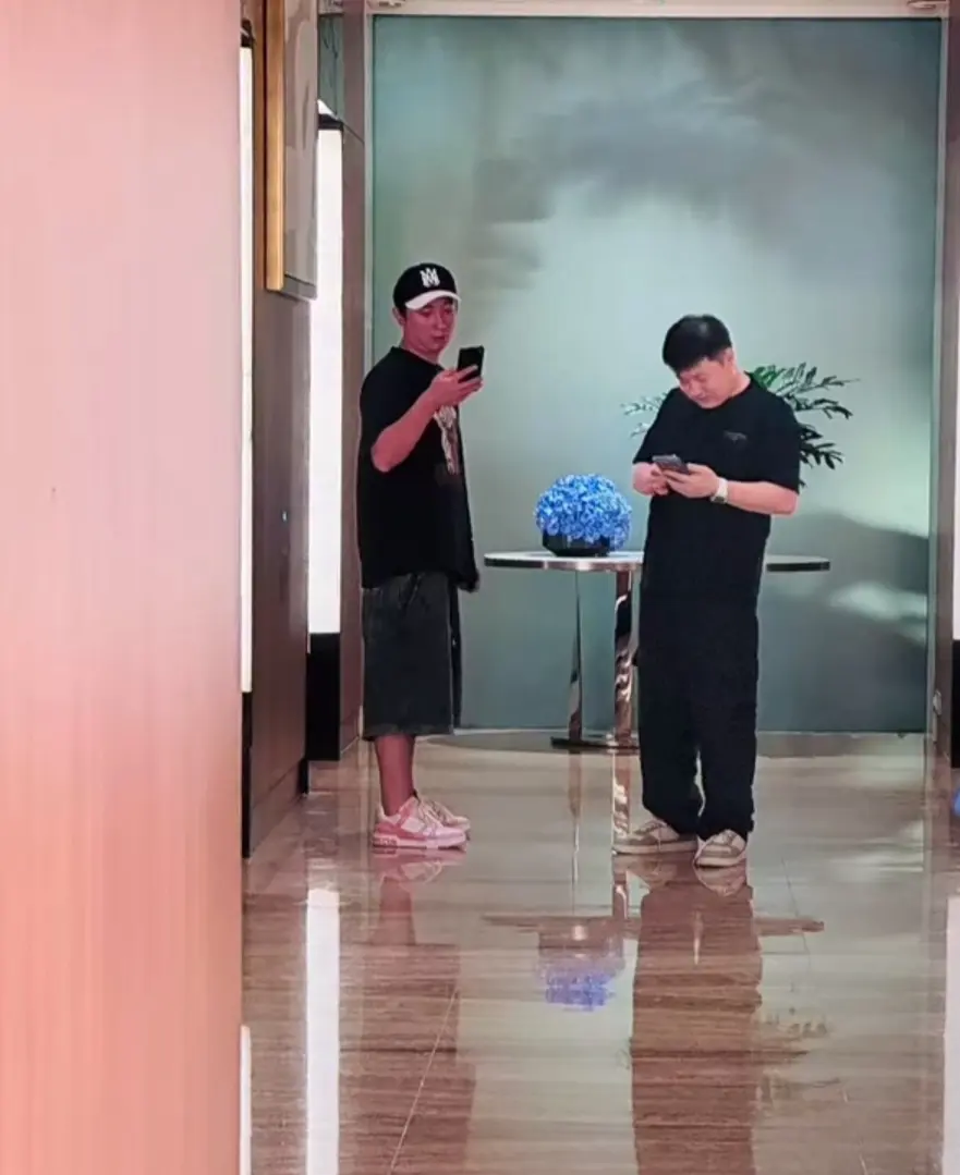 网友新加坡偶遇王思聪度假，粉鞋抢镜。网友在新加坡看到校长刷手机，粉色鞋...
