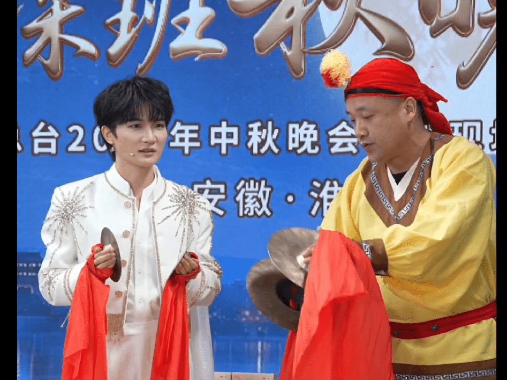 是什么把周深敲出新的表情包周深碰到了最适合他的乐器周深：我只是来看看寿州锣鼓，怎