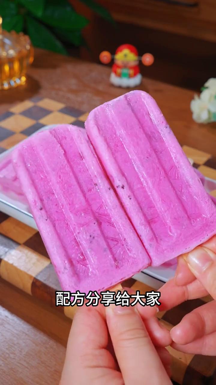 火龙果新吃法。
你做梦都想不到，婆婆就是靠这个火龙果雪糕一个人战胜一条夜市街，成