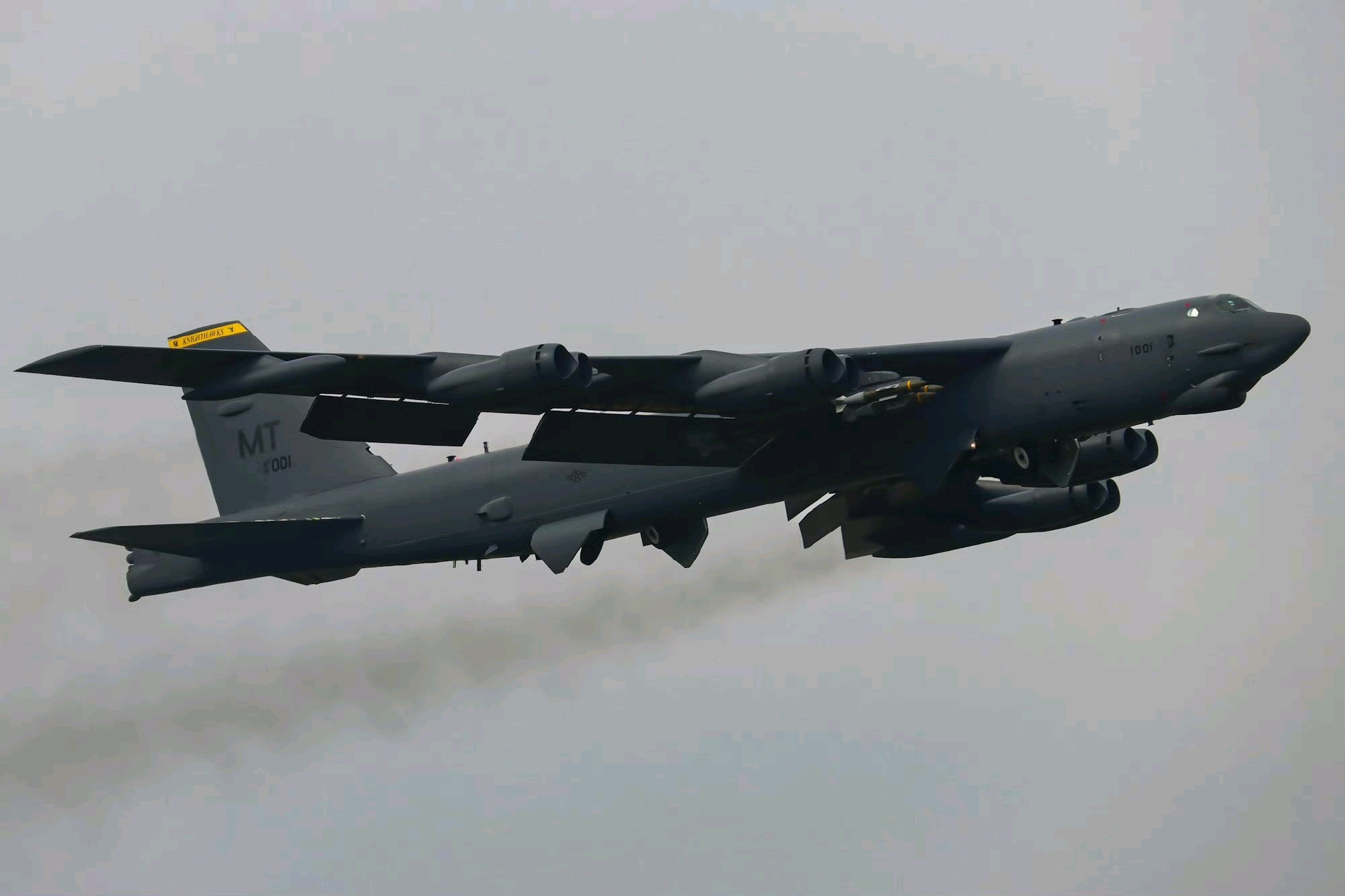 3月 21 日，2架 B-1B 和 2 架 B-52H 轰炸机从英国起飞执行脉冲