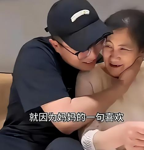 离谱一幕发生在2021年四川！30岁男子与57岁母亲同床就寝，洗澡不回避，称呼母