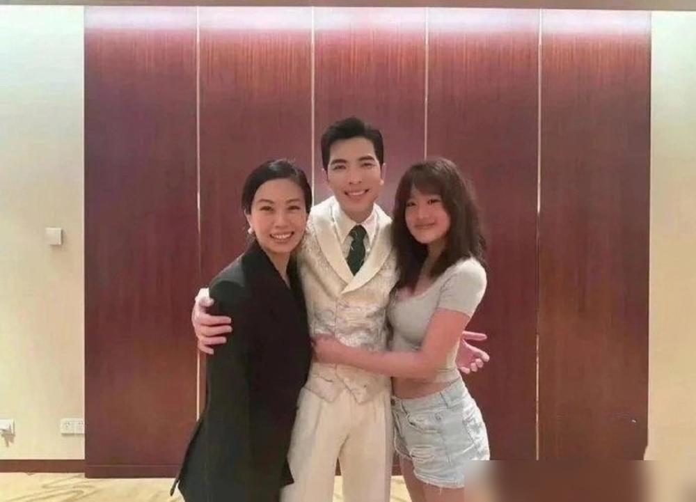 都快成一家人了，萧敬腾看到贾静雯女儿，怎么还像见了鬼一样躲？
 
你以为是普通叔