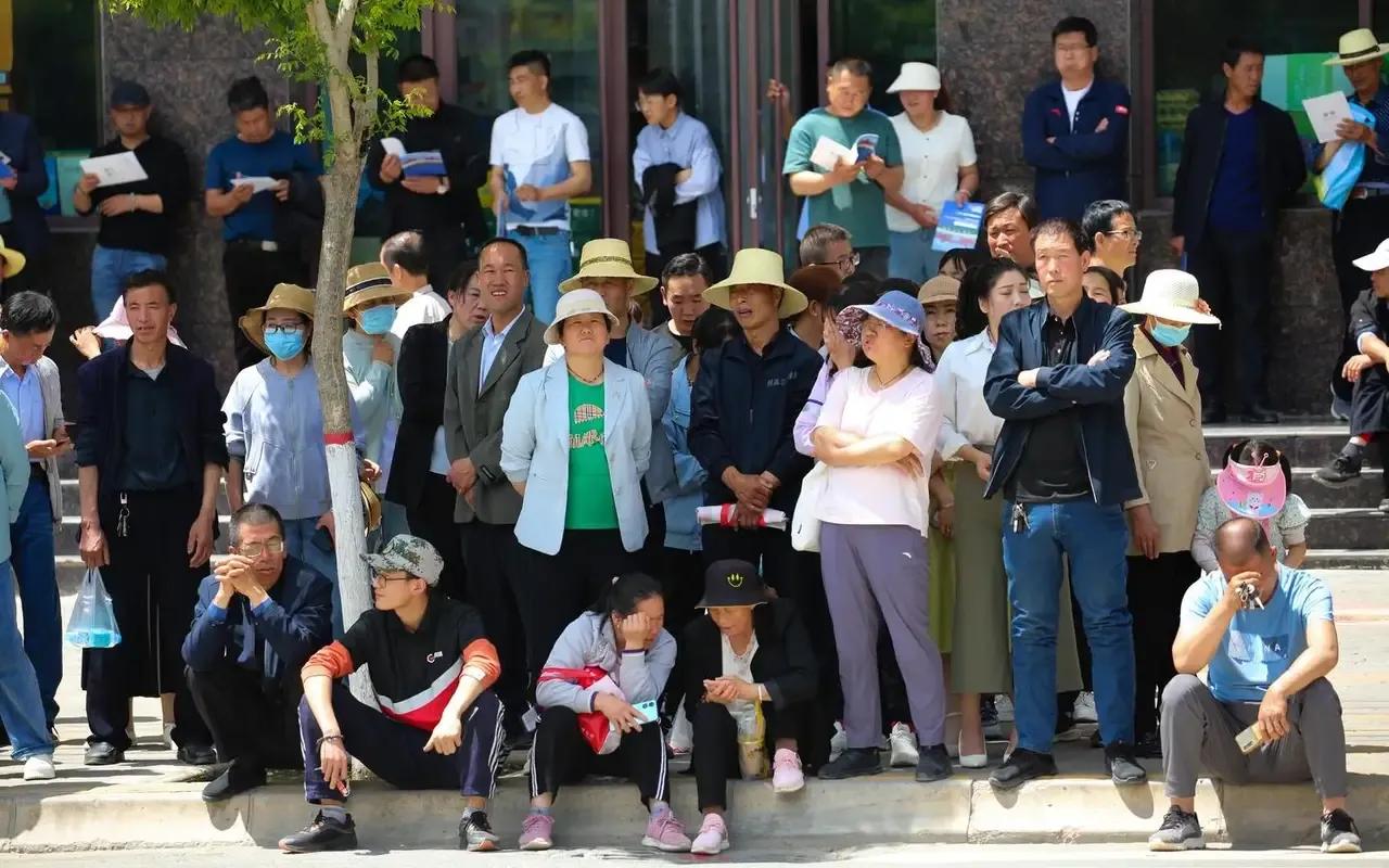 迟到被禁入考场崩溃后相互埋怨，围观者心知肚明却无法安慰！

这件事让人心情复杂。