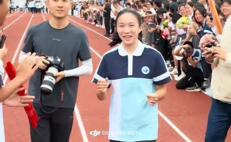 陈妤颉回校参加运动会，给学弟学妹们激动坏了
