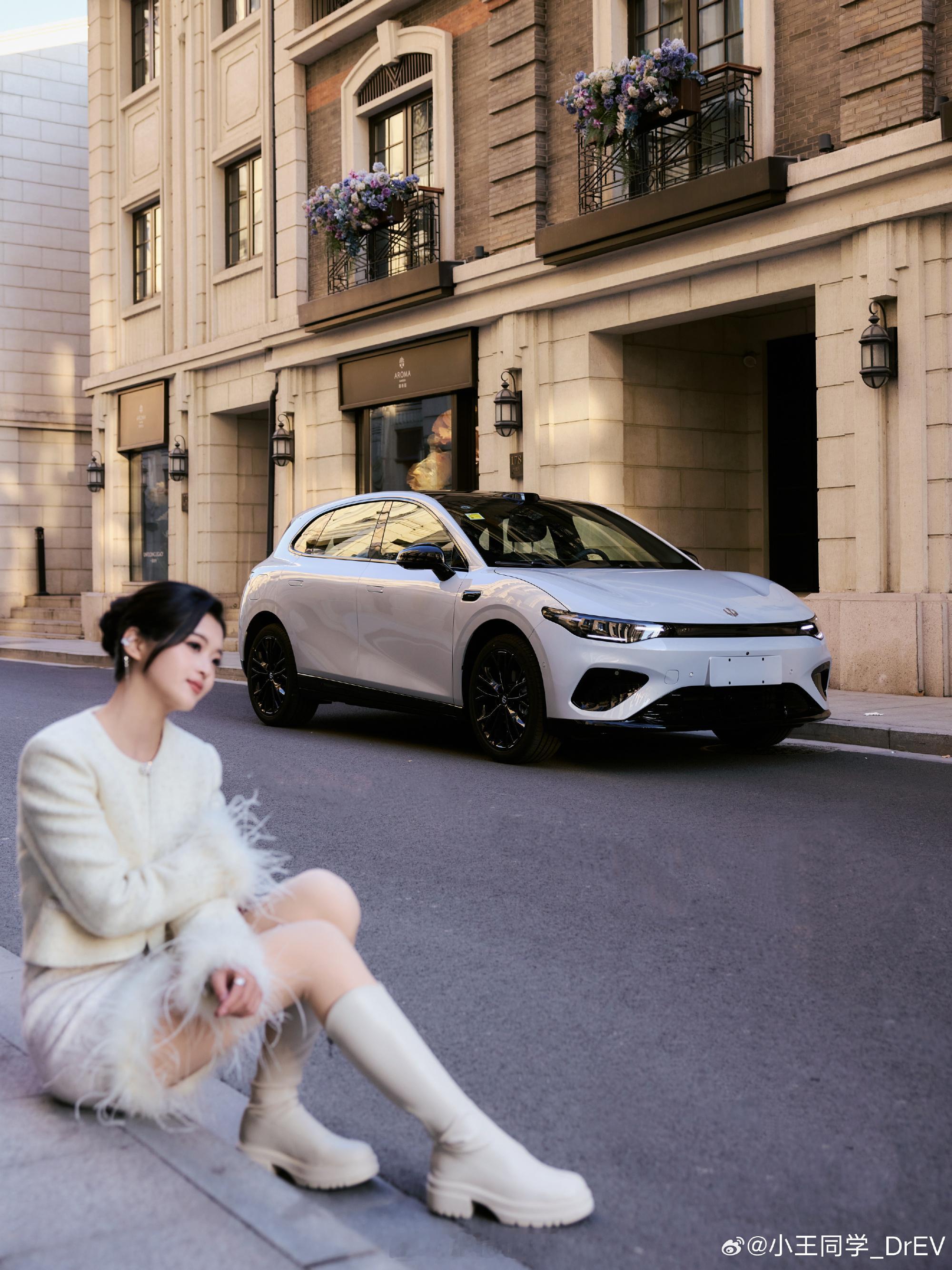 昨天去拍零跑Lafa5的时候，我正在安亭影棚里拍摄零跑B10。从这两个车的尺寸中