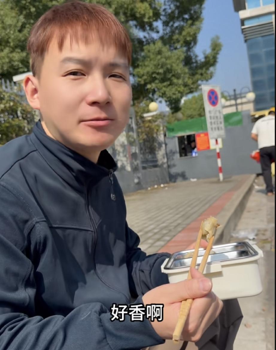 谢浩男新视频
妈妈包的饺子谢炜琳送到了
谢浩男坐在马路边就开始吃许健华包的饺子