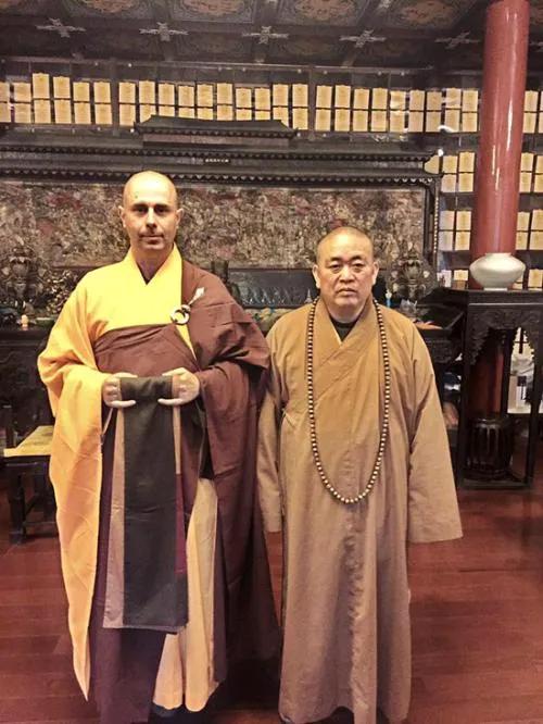 释永信和穿着袈裟的外国人合影，这外国人颜值没问题，可就是穿不出出家人的感觉。论袈