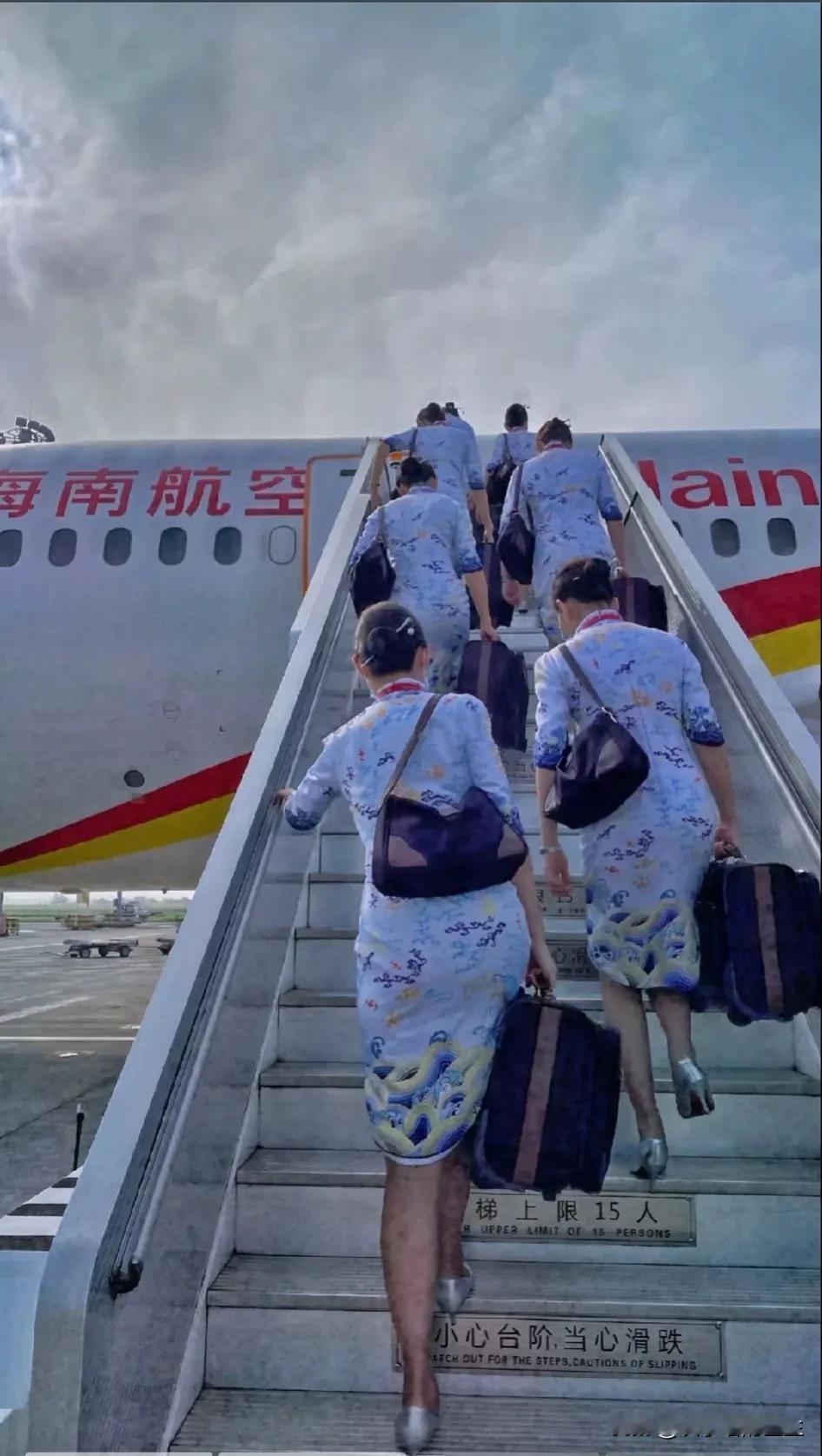 海南航空的空姐衣服最好看[害羞]