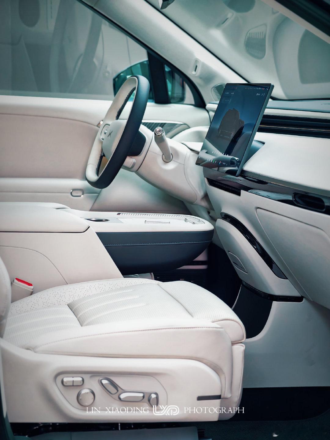 这白色内饰质感原地就对味了，所以说不要急，不要急电动兄弟