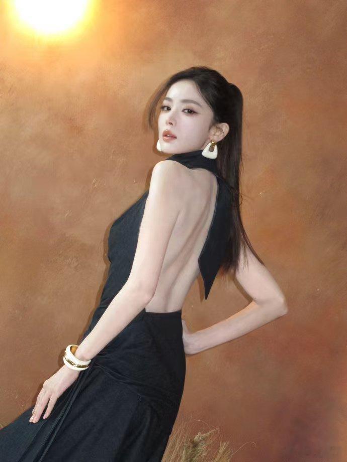 娜扎高马尾挂脖露背黑裙 利落高马尾搭配露背长裙又美又飒，自带女侠的锋芒娜扎好酷好