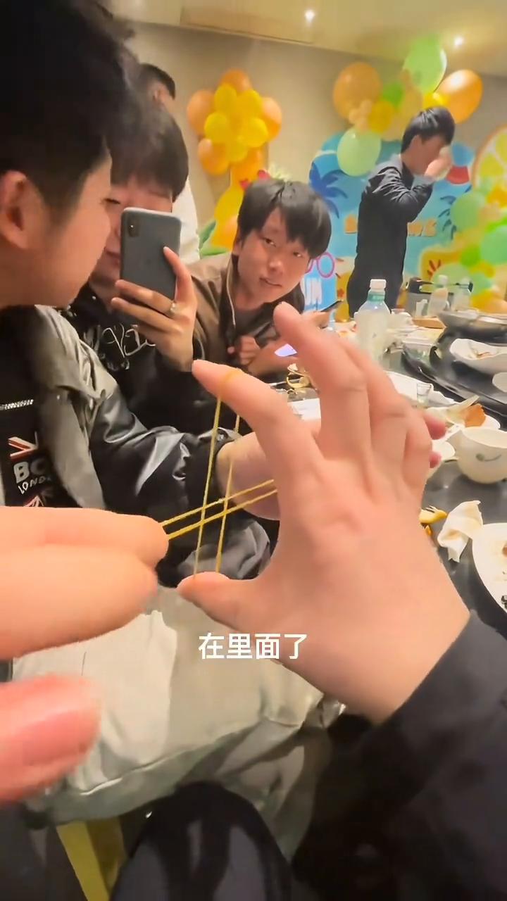一只手吗？一只手。真的假的一只手？对，在里面。这是在里面不是？对，在里面是吧？就