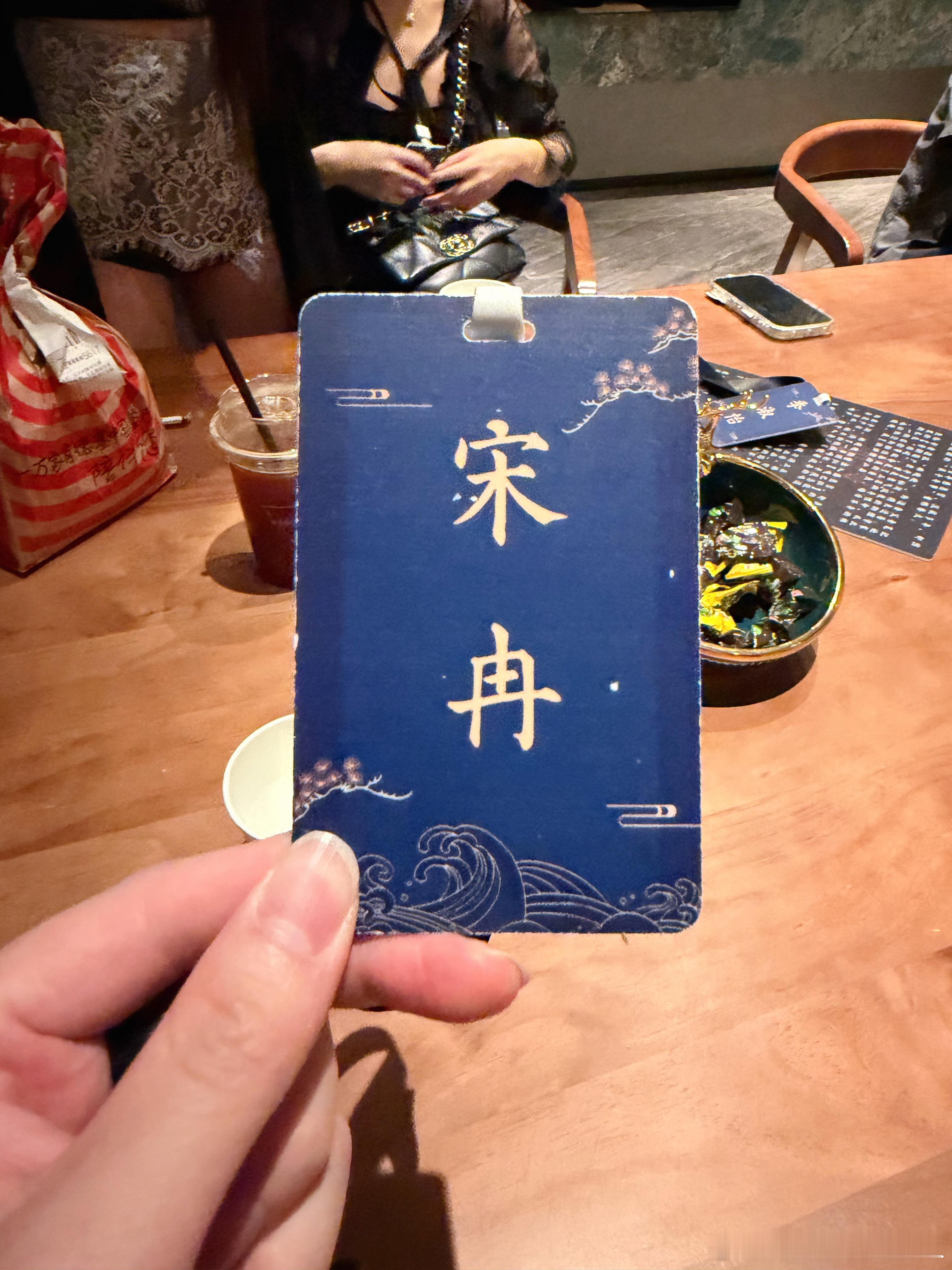 密室抽身份了  好像有个身份需要吃虫子   不是我就好[二哈]  ​​​