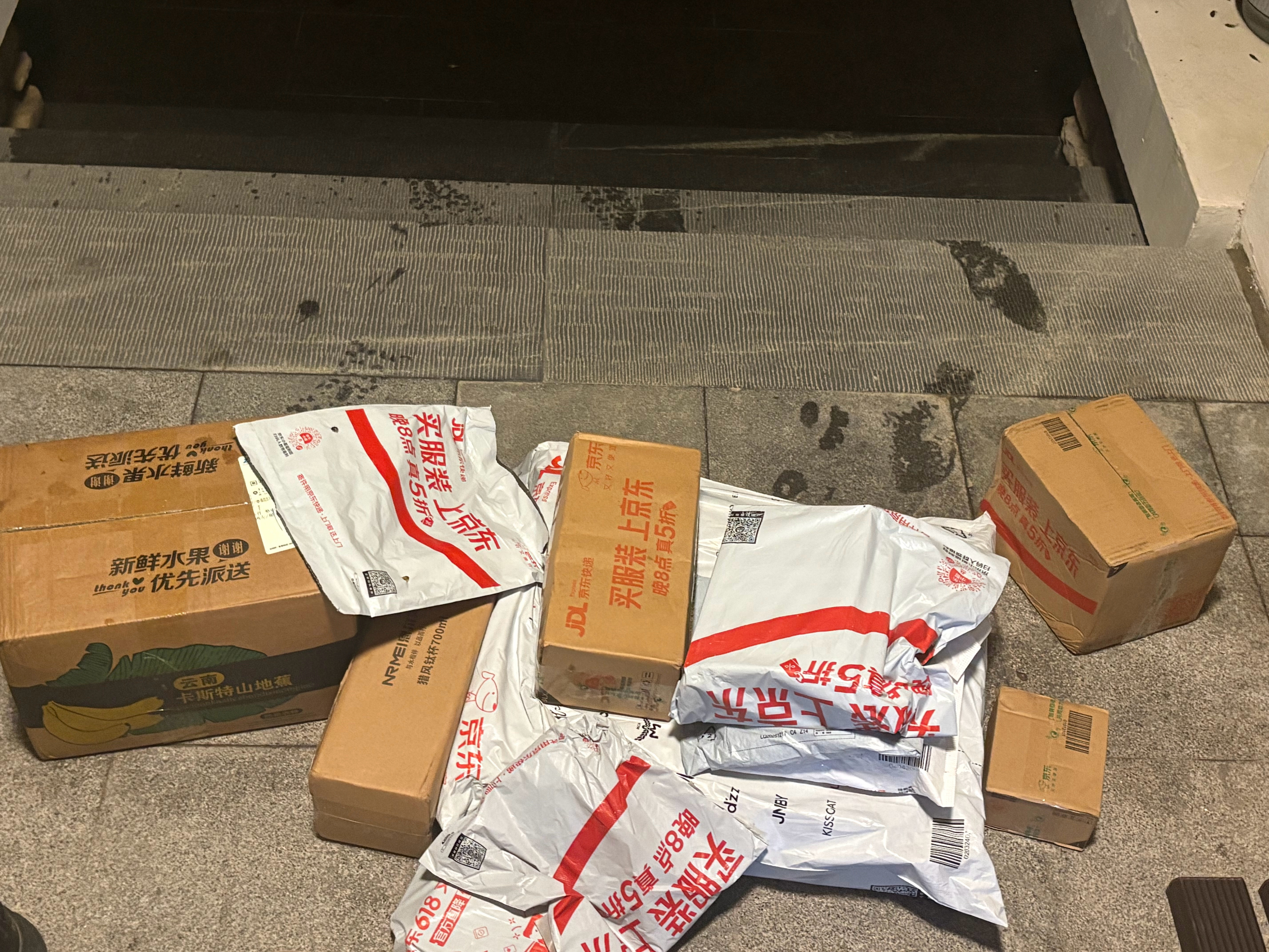 明天就要带着孩子去坡上学了，刚收到最后一批生活物资，忙着打包装箱 
