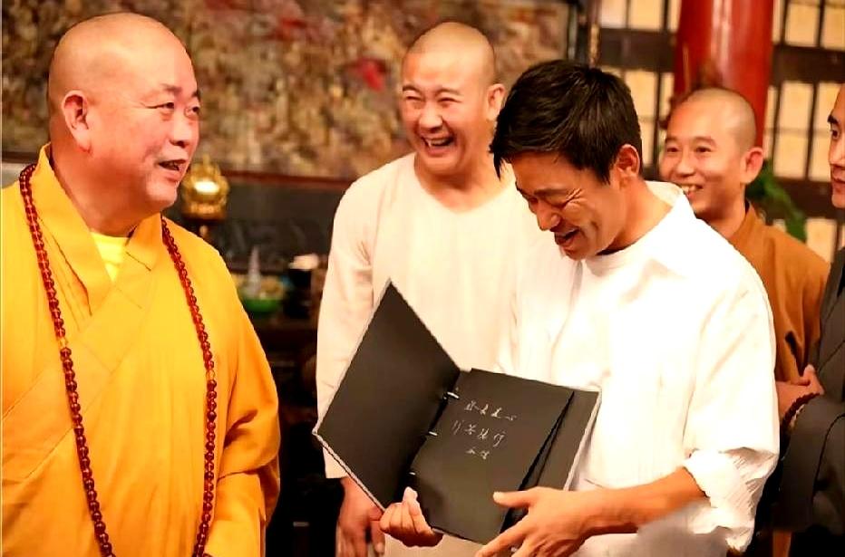 谁能想到，当年在少林寺里灰头土脸抡扫把的“小透明”，如今竟然成了手握百亿票房的影