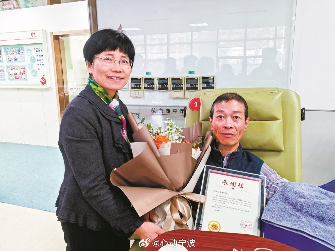 宁波老夏27年献血17万毫升传递温暖 1月13日，56岁的宁波环卫司机夏甬峰在市