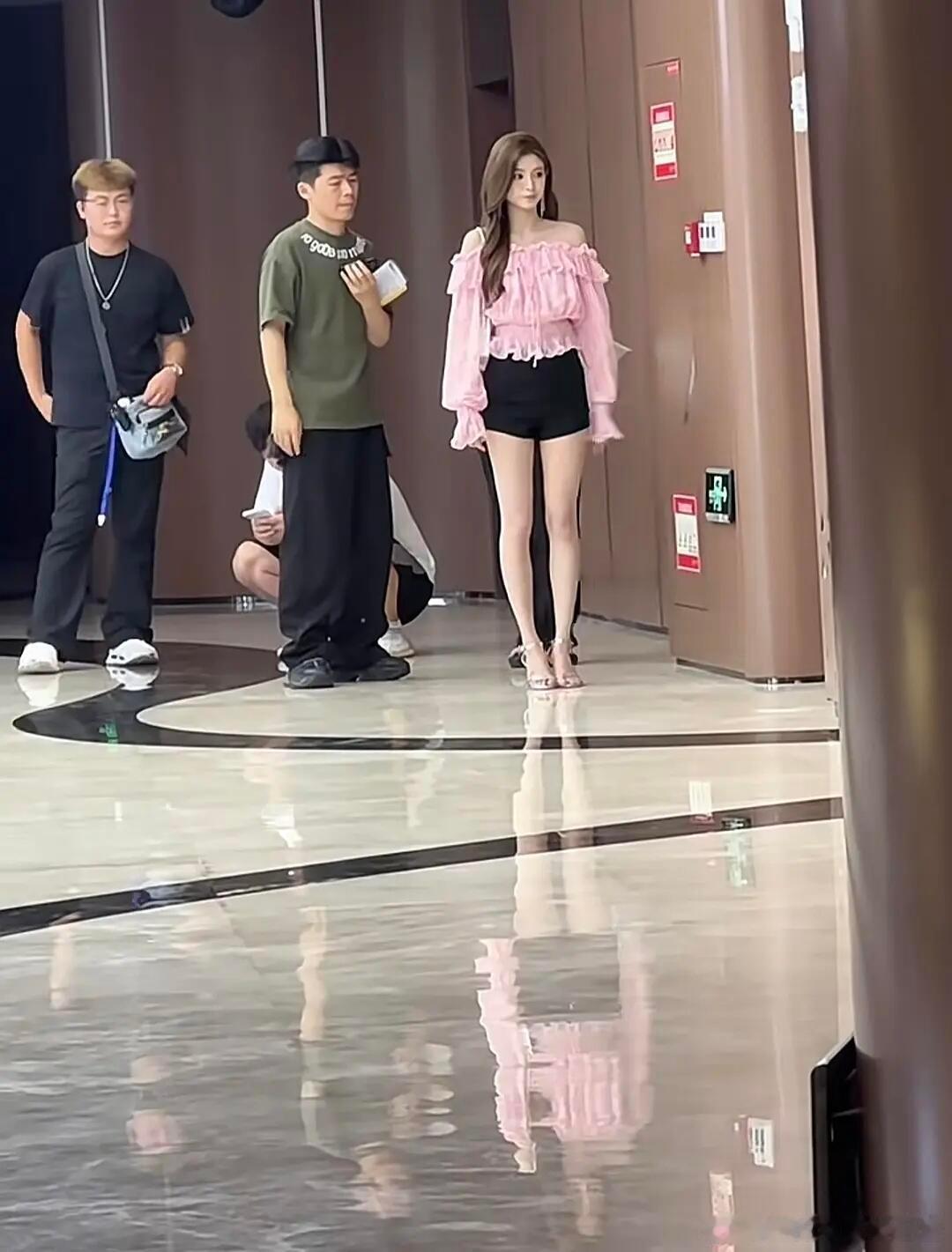 王怡人被路人偶遇拍短剧爱豆归国没什么资源啊 她在韩貌似不算糊 