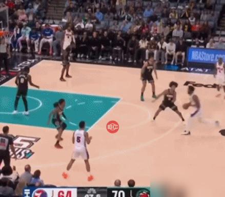 好腰！埃奇库姆连续上演逆天拉杆！在今天NBA常规赛费城对阵灰熊的第四节比赛中，新