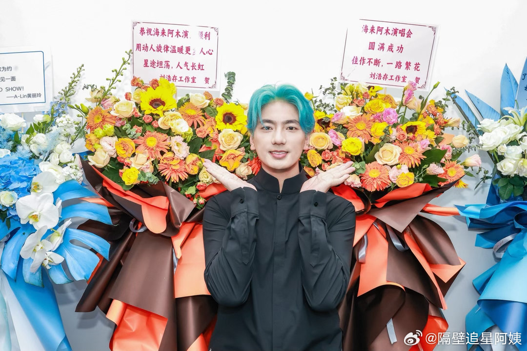 海来阿木人缘海来阿木圈内人缘 成龙大哥不仅在同台活动后台主动拥抱表达欣赏，还特意