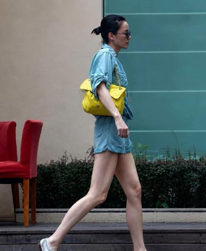 如果你女朋友穿这样去跟你约会，你会觉得不好吗？
这是王菲跟李亚鹏谈恋爱那会儿出门