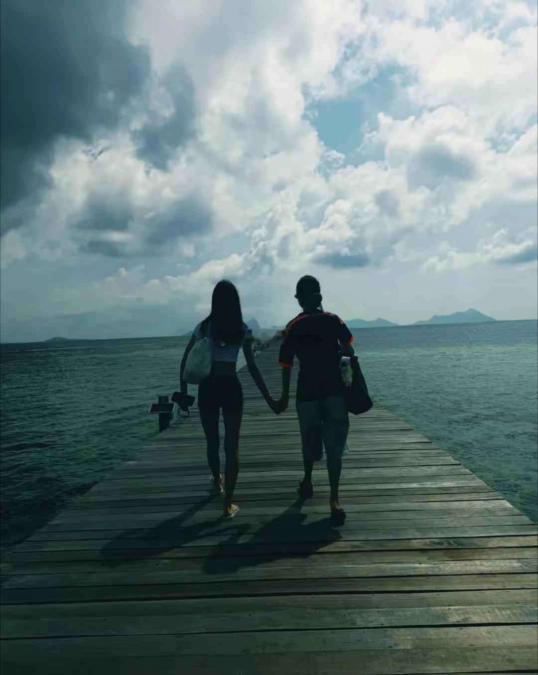 钟丽缇与家人、朋友于马来西亚开启旅行。她身着泳装，身材凹凸有致，不愧是妥妥的人间