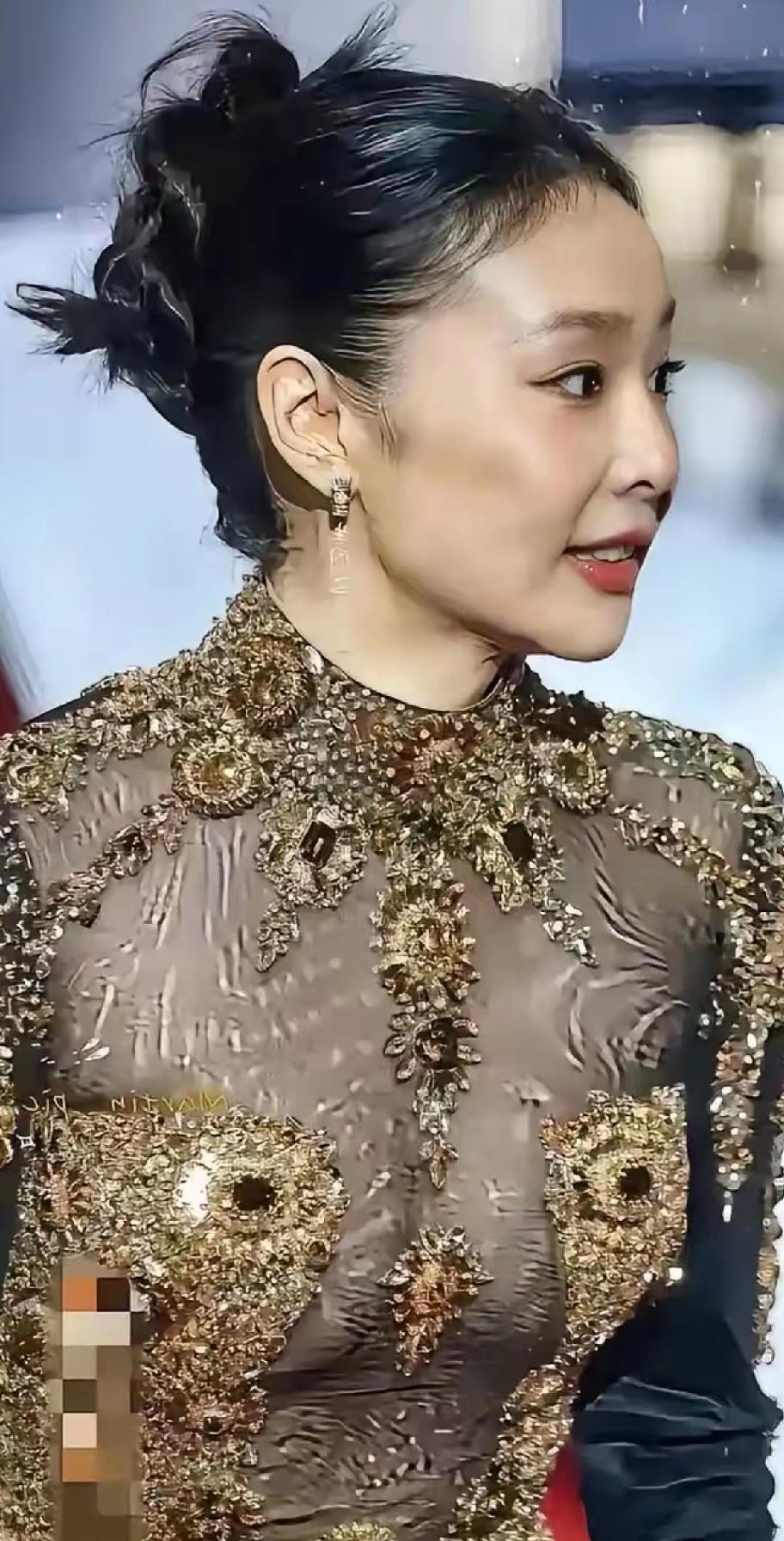 虽然支持穿衣自由，但也不至于穿成这样，这和不穿有啥区别啊！如果说有伤风化，恐怕要