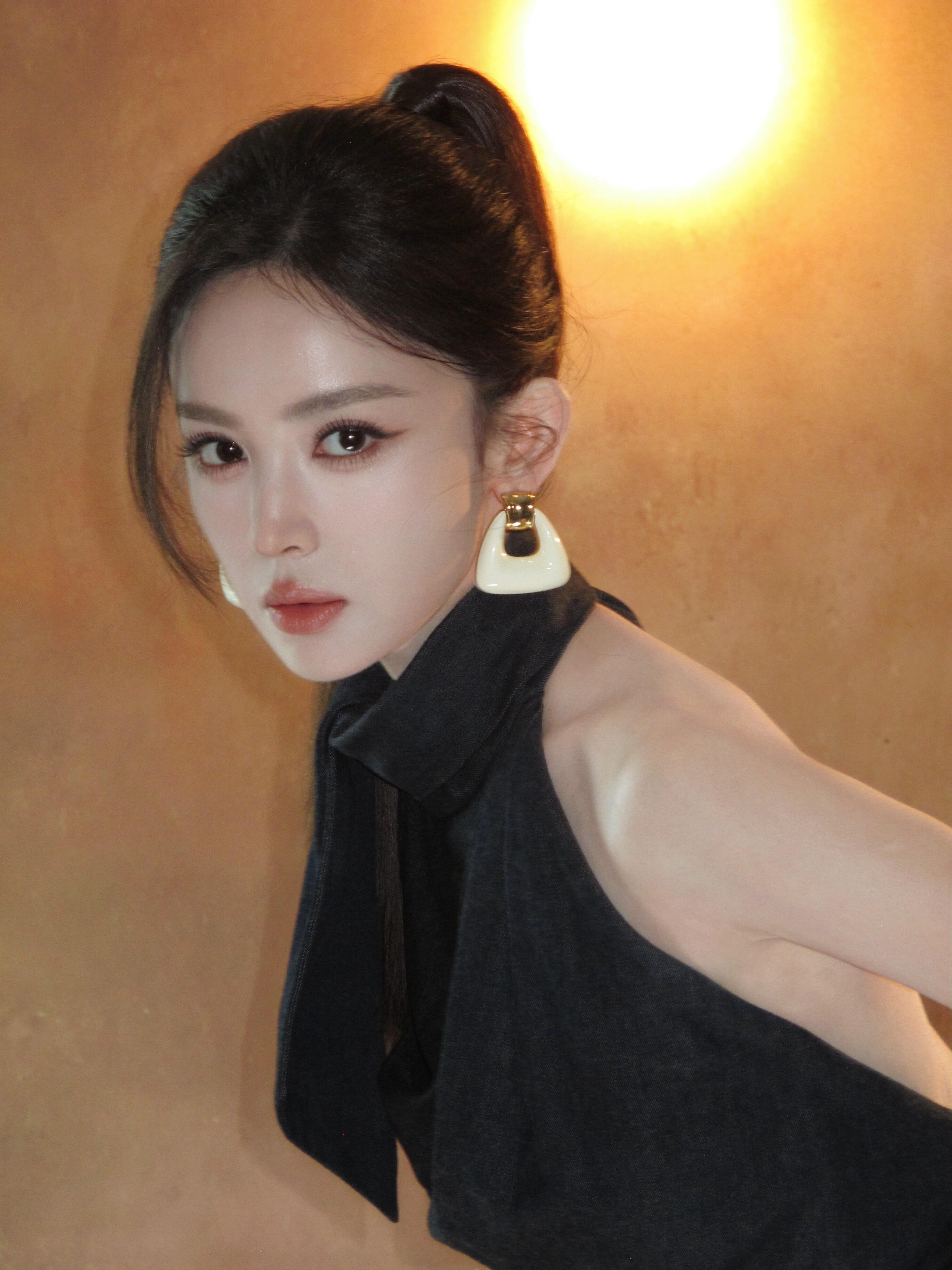 娜扎最新猛士活动出图美娜更新了一组花絮照