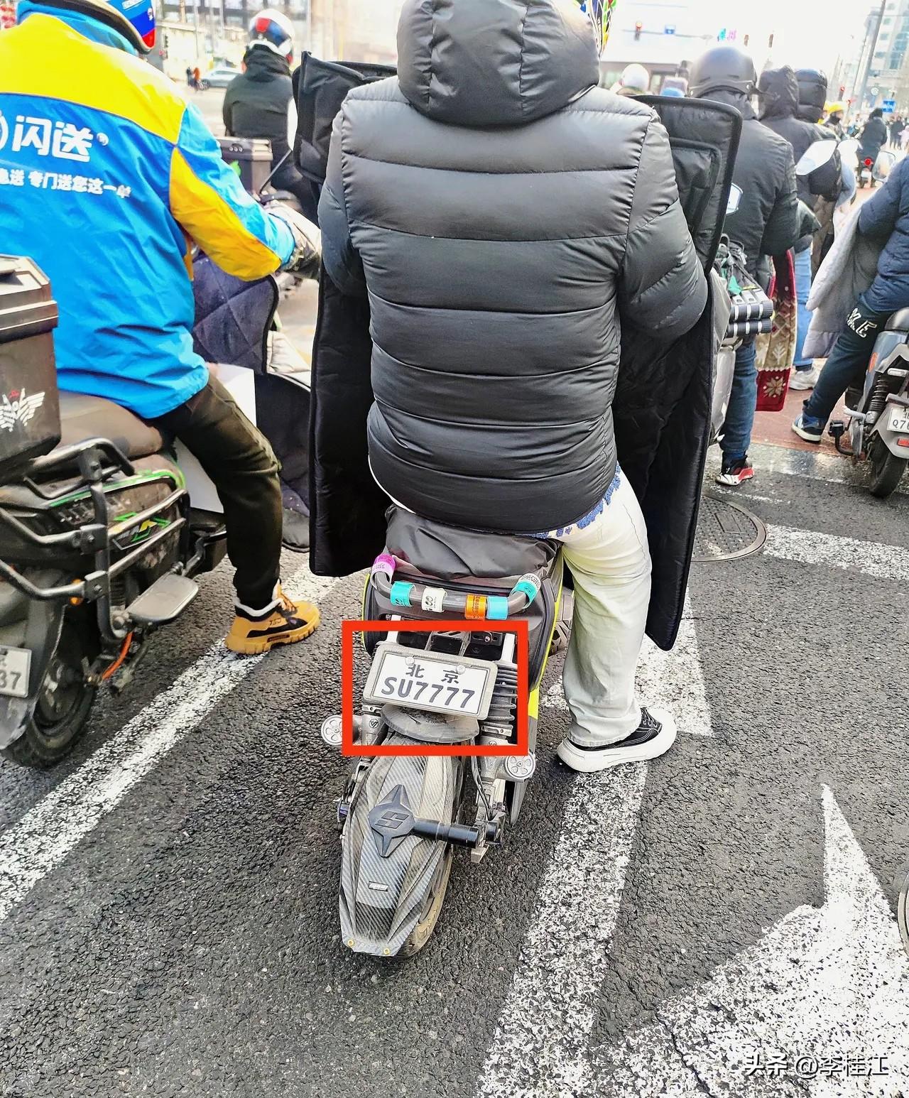 这个车牌如果放到汽车上，
谁开最合适？舒淇妈？ ​​​