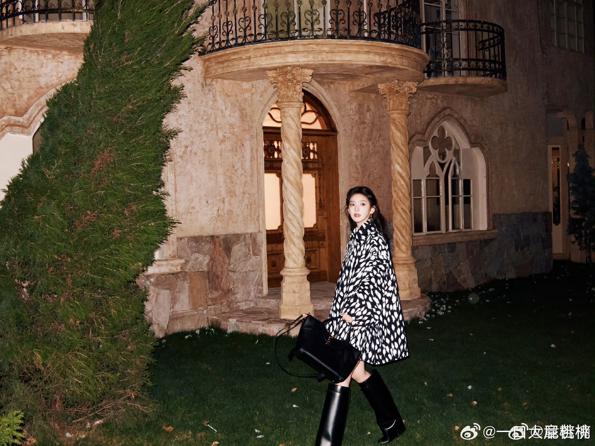 章若楠连续第二季受邀出席纪梵希时装周大秀，出发造型斑点纹上衣手拎The Snat