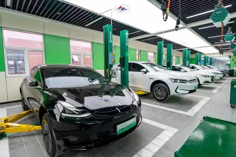 中国发展新能源真是高明之举。从2005年推出可再生能源法起，就开始大力发展风电和