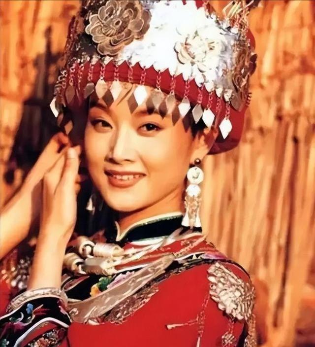 1996年，宋祖英亲手把18岁小保姆送进了监狱，一判就是12年，而这个保姆还是自