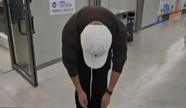 汪小菲再次鞠躬道歉，一次次鞠躬道歉，最应该接受鞠躬的人是张兰汪小菲又鞠躬了。这次