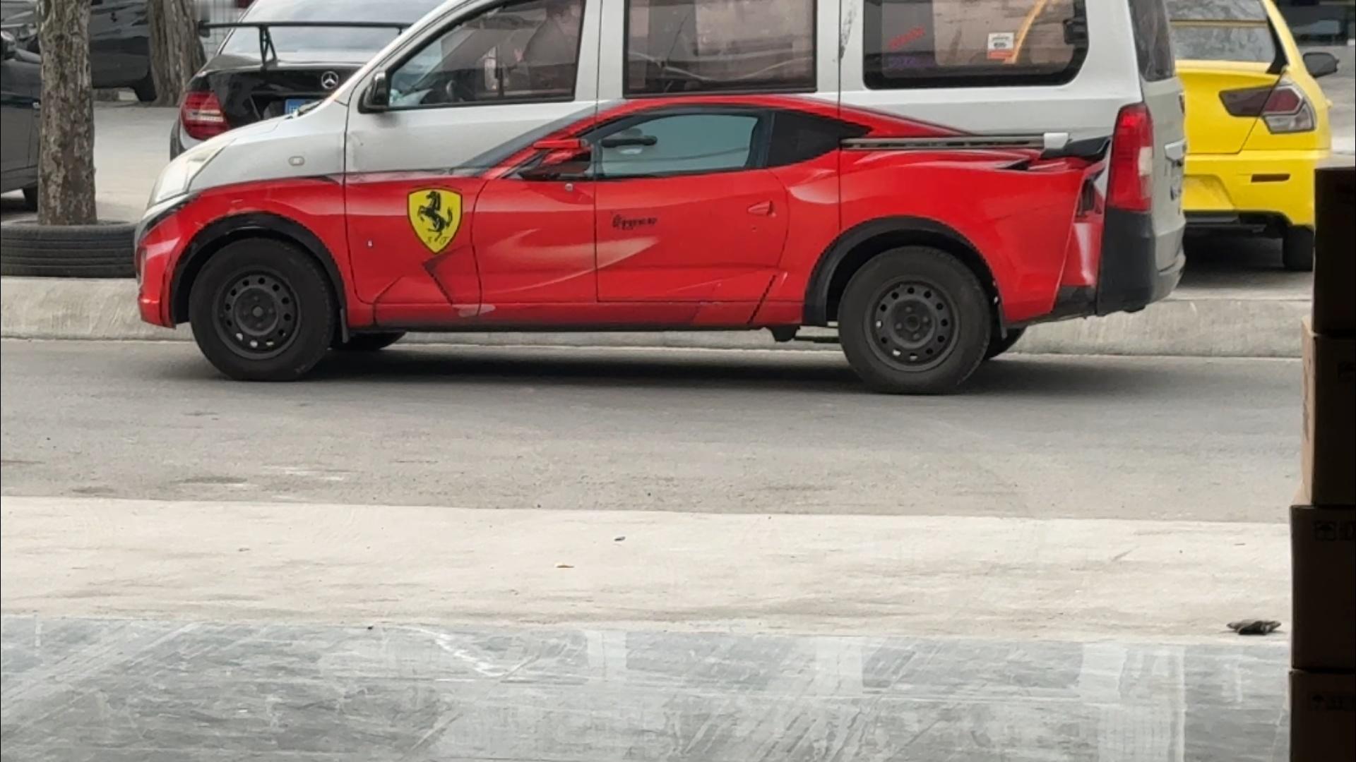 这辆法拉利的悬架这么高？ 